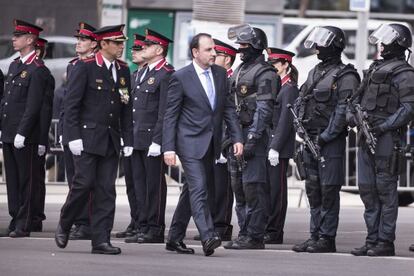 El consejero de Interior, Ramon Espadaler, pasa revista a los Mossos.