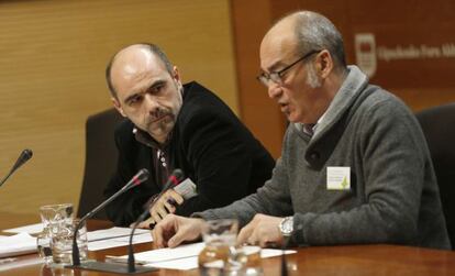 En primer término, el diputado general de Gipuzkoa, Martin Garitano, y el diputado de Innovación, Jon Peli Urigüen, en su comparecencia en la sede foral.