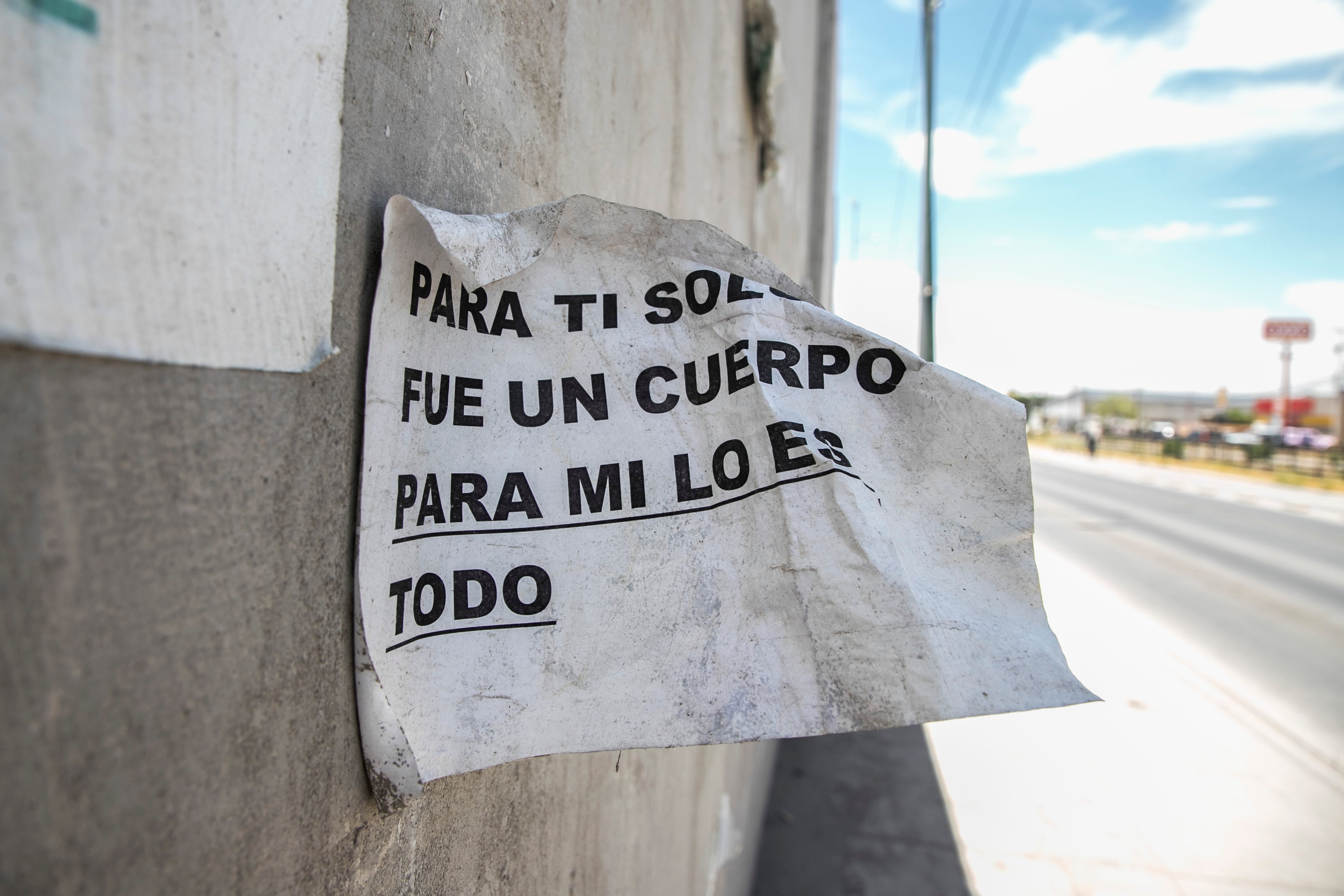 Mensajes de manifestantes y colectivos para exigir justicia a un año del hallazgo de 386 cuerpos.