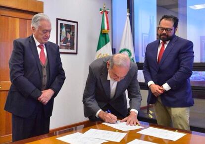 Manuel Barlett Díaz y Carlos Slim durante la firma del acuerdo.