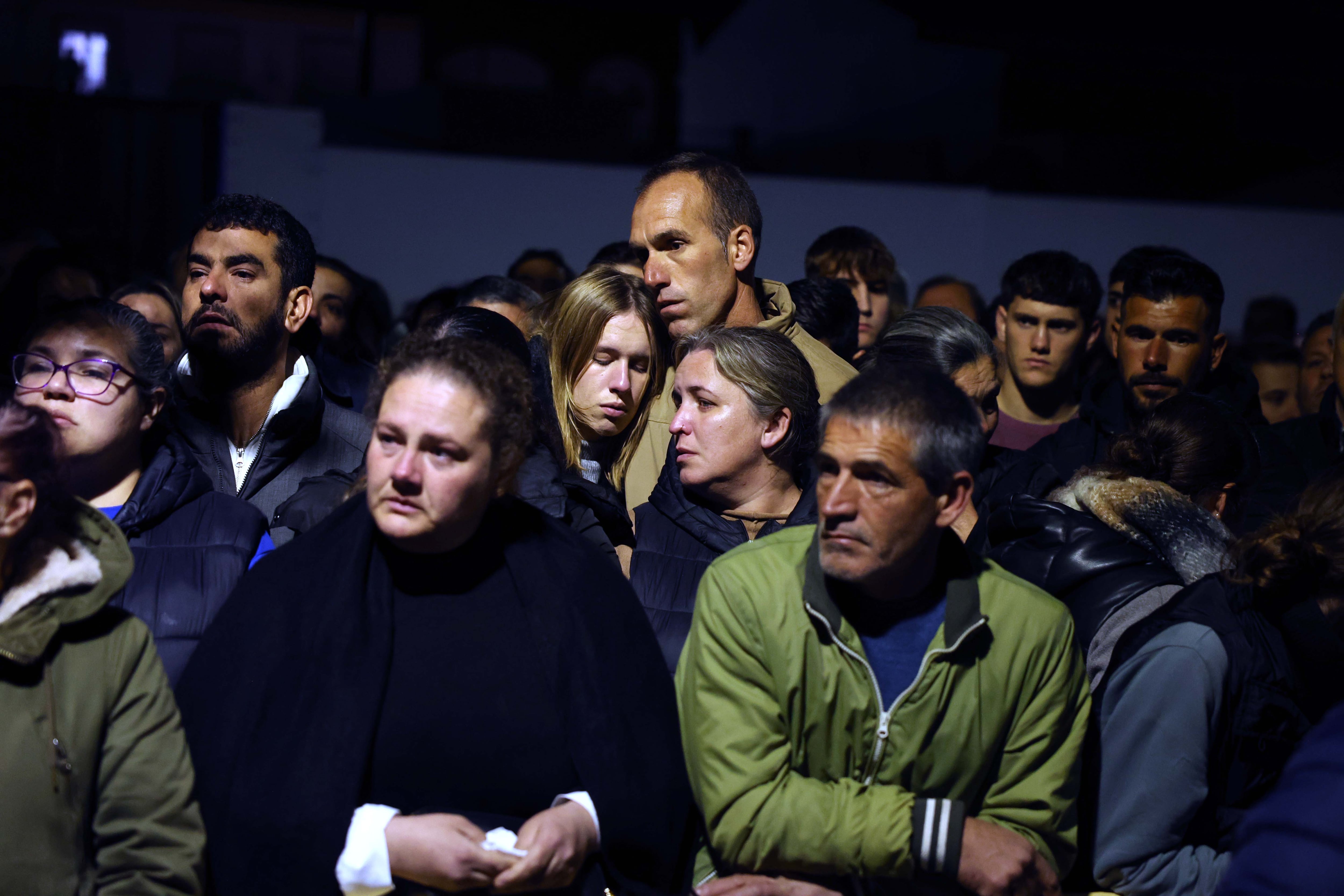 Un grupo de asistentes aguarda a las puertas del pabellón municipal de Aljaraque. 