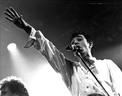 Quimi Portet (en el ángulo inferior) y Manolo García en un concierto de El último de la Fila en Madrid, en 1989.