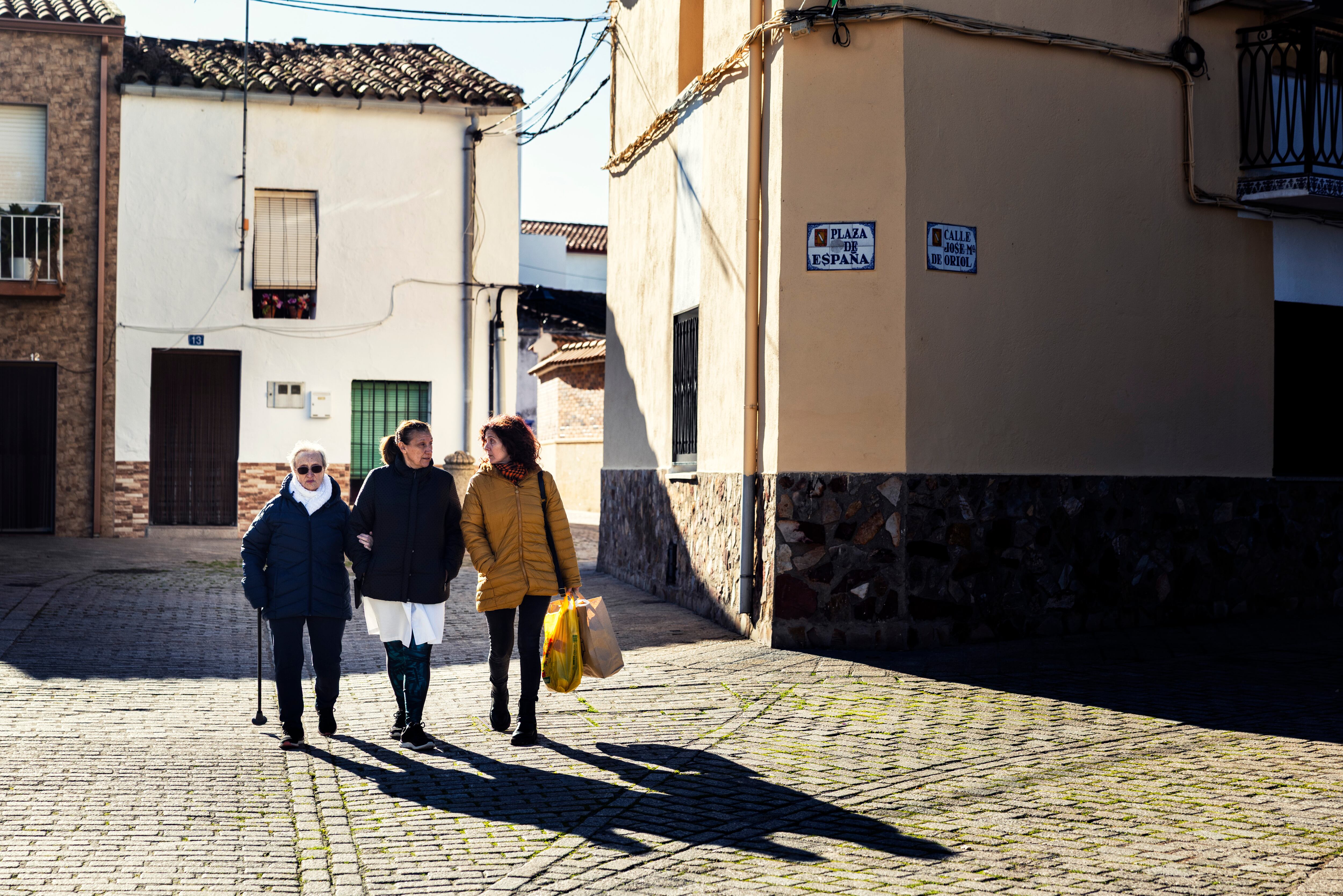 Tres mujeres pasean por el centro de Almaraz (Cáceres). 