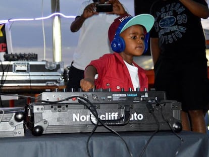 El pequeño DJ en acción