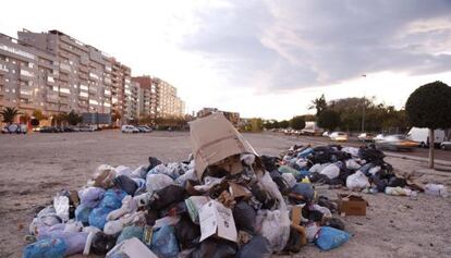 Basura acumulada este lunes en un solar de Alicante.