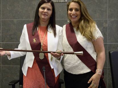 La nueva alcaldesa de Castelldefels, la socialista Carmen Miranda, junto a su predecesora, Candela L&oacute;pez (Movem).