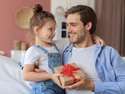 Artículo de EL PAÍS Escaparate que selecciona una serie de regalos superventas desde 10 euros para el Día del Padre.