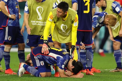 El mediocentro Takumi Minamino (abajo) llorando en el suelo tras caer eliminados ante Croacia por penaltis.