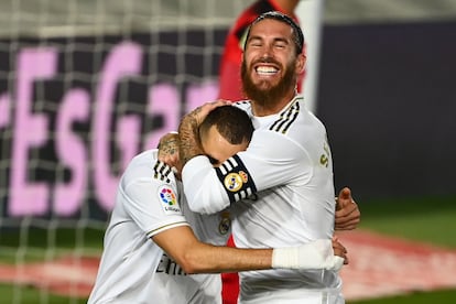 Ramos celebra con Benzema el 2-0.