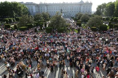 Vista del público que ayer asistió a 'La Traviata' en la Plaza de Oriente.
