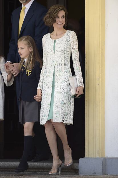 Para la primera comunión de la princesa Leonor, la Reina optó por combinar su vestido de seda verde con unas sandalias peep-toe destalonadas hechas en vinilo transparente, con efecto espejo en la plataforma y metacrilato en el tacón de 10 centímetros. Son de la firma Magrit, que se cuenta entre sus favoritas. Transparente era también su bolso. Aficionadas a esta tendencia son las famosas hermanas Kardashian o las cantantes Taylor Swift y Rihanna.