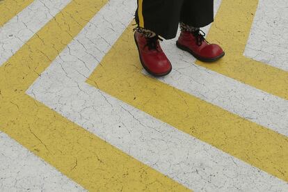 Un payaso muestra sus zapatos durante un desfile  de la Convención Internacional de Payasos en la Feria de la Risa, en San Salvador (El Salvador).