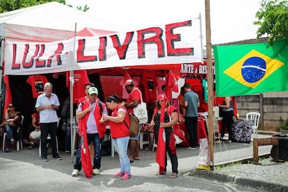 Manifestantes na vigília "Lula Livre" em Curitiba. 