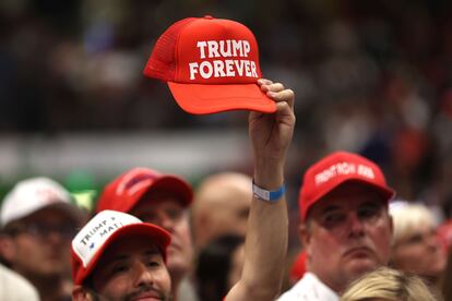 Un partidario del expresidente Donald Trump, en el mitin celebrado este sábado en Anchorage (Alaska).