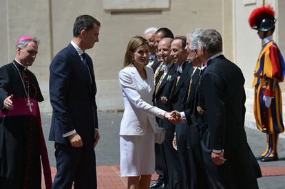La reina Letizia saluda al personal de confianza del papa Francisco a su llegada al Vaticano.