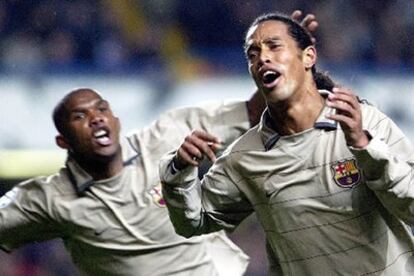 Samuel Eto&#39;o celebra con Ronaldinho uno de los goles del FC Barcelona ante el Chelsea.