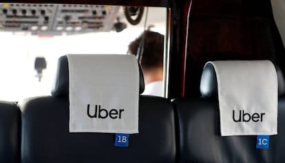 Asientos con logos de Uber en un Uber Copter, un nuevo servicio de helicópteros compartidos de la compañía. 