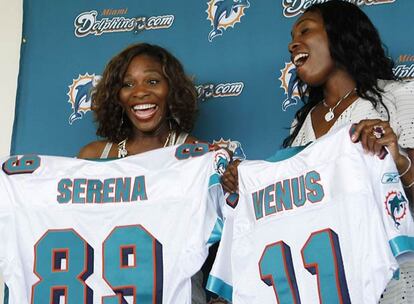 Las tenistas estadounidenses Venus y Serena Williams se han convertido en accionistas de los Miami Dolphins, equipo de fútbol americano del estado de Florida (EE UU), donde residen. "Estamos encantados de que Venus y Serena se hayan unido a los Dolphins como accionistas minoritarias. Ellas son de las deportistas más admiradas del mundo y grandes embajadoras del tenis", ha indicado el propietario del club, Stephen M. Ross.