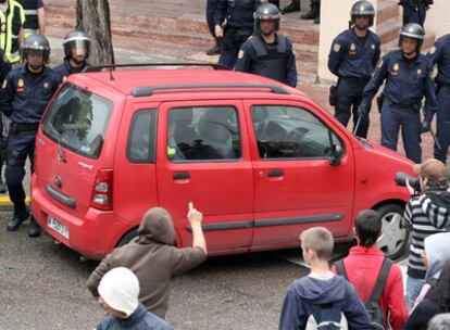La policía traslada a un agente local de Coslada en un coche camuflado ante la protesta de vecinos