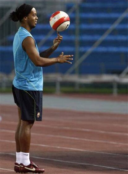 Ronaldinho juega con una pelota durante un entrenamiento