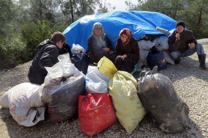 Una familia siria espera este viernes en Bab al Salam para cruzar a Turquía.