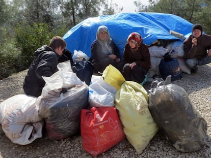 Una familia siria espera este viernes en Bab al Salam para cruzar a Turquía.