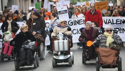 Protesta en Valencia exigiendo la aplicaci&oacute;n de la Ley de Dependencia.