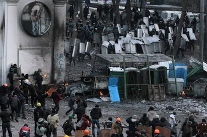 Duros enfrentamientos entre manifestantes y policías durante las protestas contra el gobierno en Kiev, Ucrania 