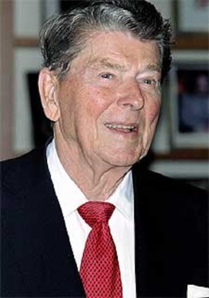 El ex presidente norteamericano Ronald Reagan, de 93 años, padre de un periodo conservador en los ochenta, falleció anoche en Los Ángeles, diez años después de que se hiciera público que padecía el mal de Alzheimer. El actual presidente, George W. Bush, dijo de él al conocer la noticia: "Ayudó a salvar al mundo".