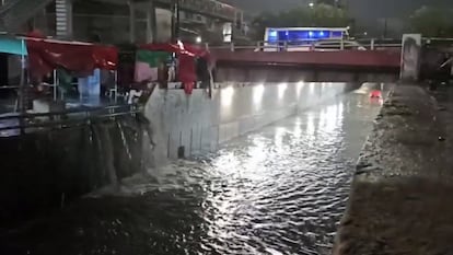 Un auto atrapado en el paso a desnivel inundado de las vías Río Churubusco y Talleres Gráficos, bajo el metro Pantitlán, una de las terminales más importantes del Sistema de Transporte Metro. 