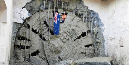 Un operario muestra la bandera de Australia tras el cale de una tuneladora en el trazado de la línea ferroviaria Metronet, en Western Australia.