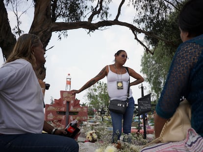 Kenya Cuevas y sus amigas frente a la tumba de Paola, la mujer trans cuyo asesinato dio comienzo al activismo de Cuevas.