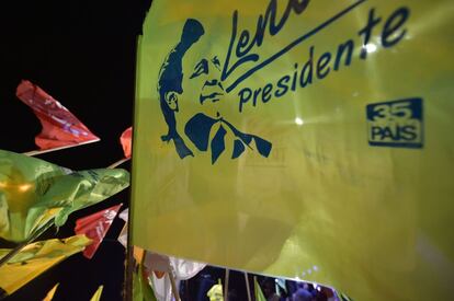 Cartaz em favor do candidato Lenín Moreno durante as eleições em Quito.