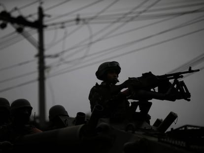 Forças armadas realizam operação contra o crime organizado no bairro Manguinhos, na zona norte do Rio de janeiro.