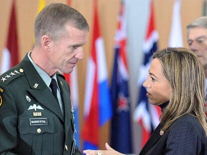 El general de EEUU Stanley McChrystal conversa con la ministra de Defensa española, Carme Chacón.