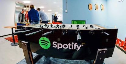 Un futbolín con el logo de Spotify en la sede de la compañía en Estocolmo.