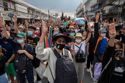 Manifestantes prodemocracia hacen el gesto de levantar los tres dedos como señal de protesta este miércoles en Bangkok.