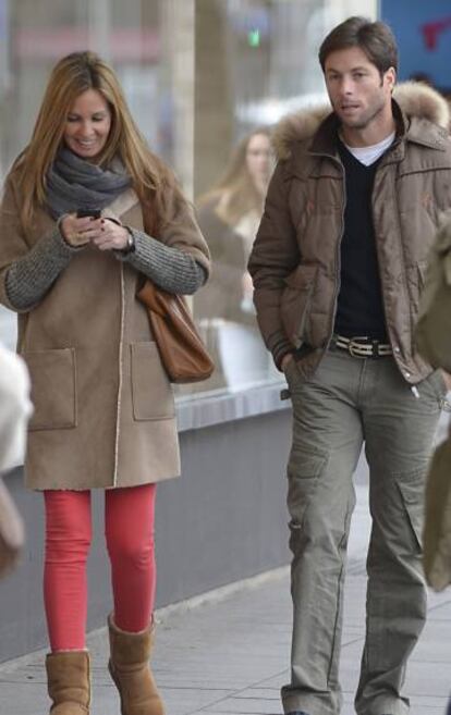 El torero José Antonio Canales Rivera, de compras junto a la que era su mujer, en Madrid en 2013.