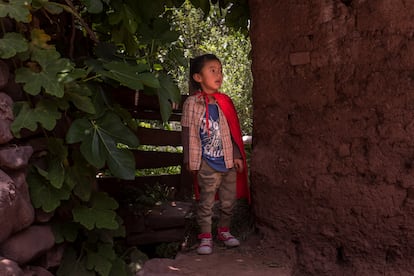 El 'SandPlay', combinado con la cosmovisión andina, logra que las emociones de los niños que acuden al centro salgan a la luz. 