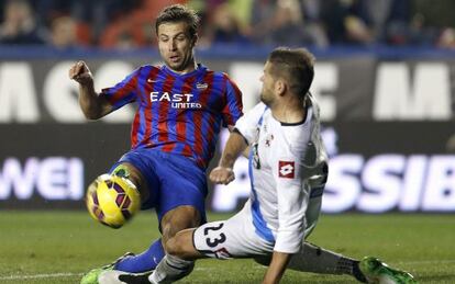 El jugador austriaco del Levante Ivanschitz pelea un bal&oacute;n con Lopo, del Deportivo.