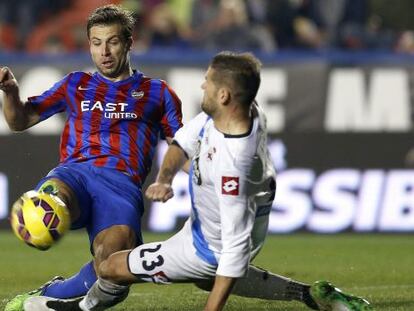 El jugador austriaco del Levante Ivanschitz pelea un bal&oacute;n con Lopo, del Deportivo.