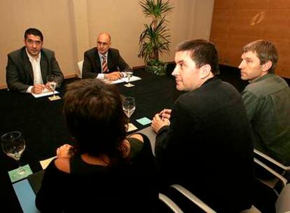 Patxi López (detrás a la izquierda) y Rodolfo Ares, durante la reunión que mantuvieron el pasado 6 de julio en  San Sebastián con Olatz Dañobeitia, Arnaldo Otegi y Rufi Etxebarria (delante de izquierda a derecha).