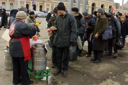 Mendigos hacen cola para recibir sopa y pan del Ejército de Salvación en una calle de Moscú en 2002.