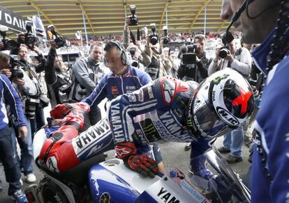 Jorge Lorenzo se sube a su Yamaha.