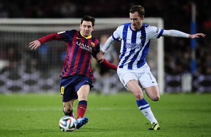 Lionel Messi conduce el balón durante el encuentro.