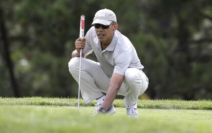 Obama, este domingo jugando al golf en sus vacaciones