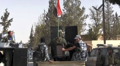 Patrulla del Ej&eacute;rcito en la ciudad de Al Quriatain, en el centro de Siria, en una imagen de un v&iacute;deo. 
