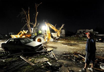 Los servicios de limpieza retiran los escombros en las calles de Joplin.