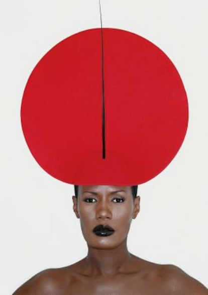 Grace Jones con un modelo de Philip Treacy en 1998.