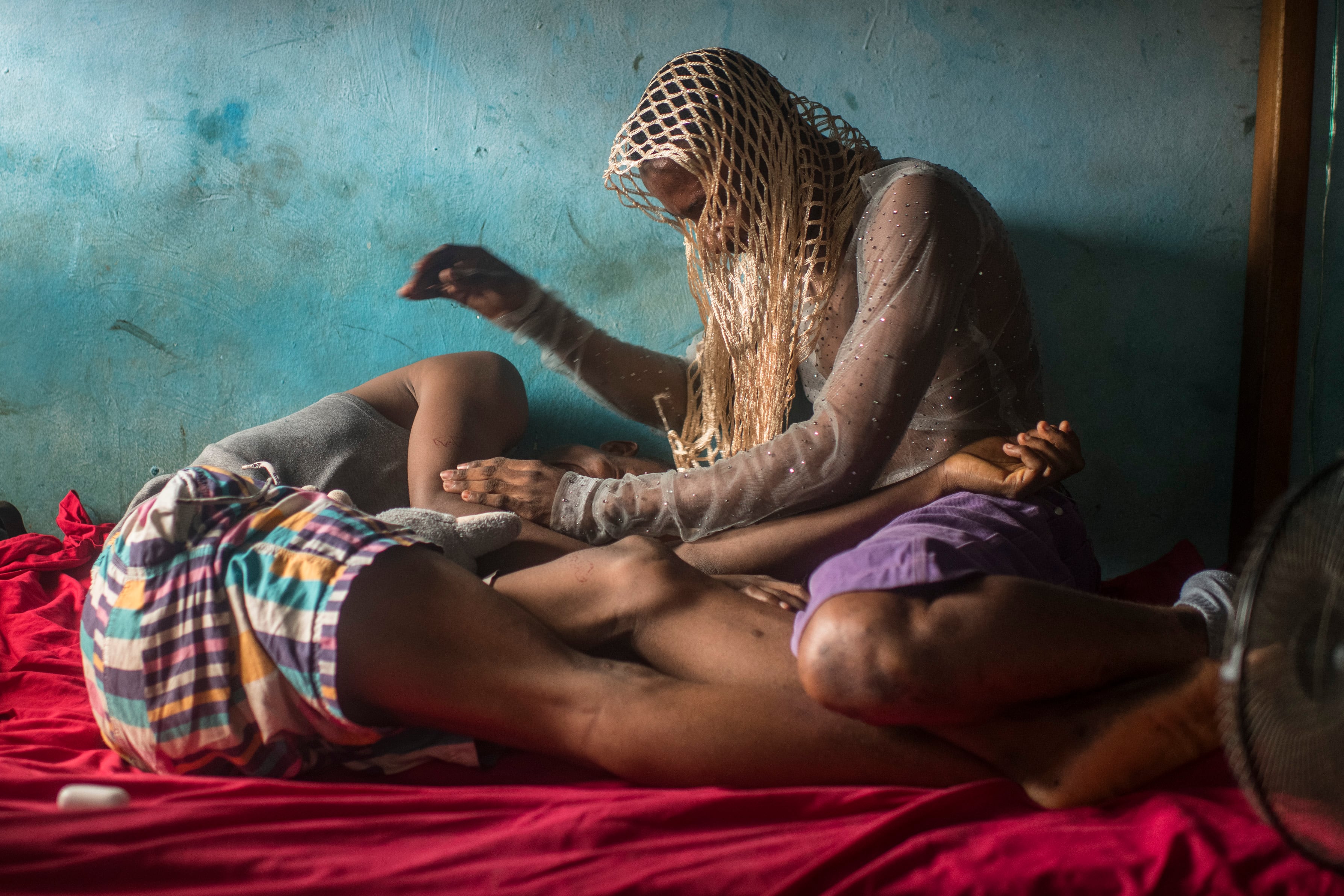Un refugio en el que amar sin ser juzgado: jóvenes gays escapan a Costa de Marfil de la represión homófoba en África